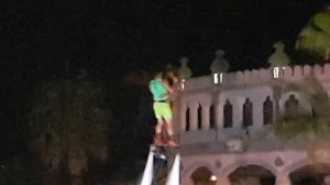 Профи на Флайборде, вдвоем с девушкой из зрителей.