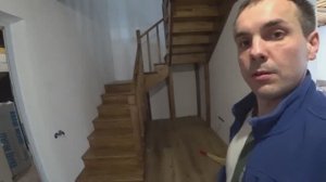 Установка деревянной лестницы под ключ в Перми. Журнальный столик.