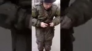 Настоящий солдат умеет завязывать шнурки