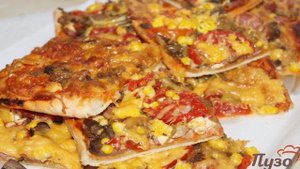 Пицца с фаршем, колбасой и овощами