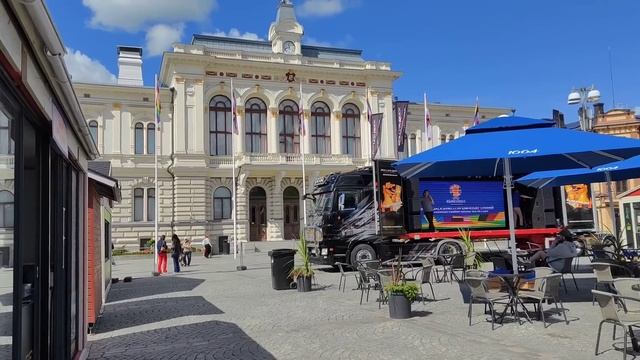 Как одеваются Финны летом? Футбольные болельщики в центре Тампере Финляндии Стрит Стаил Уличная мод