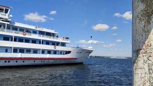 Теплоход Сергей Кучкин уходит из Самары...