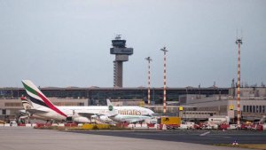 Очевидец снял на видео НЛО над аэропортом Манчестера в Англии