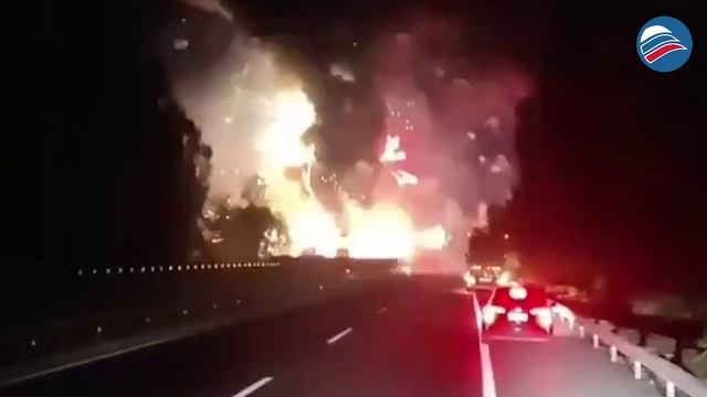 Пожар и фейерверк в одном: яркий взрыв грузовика с пиротехникой уничтожил 2 машины