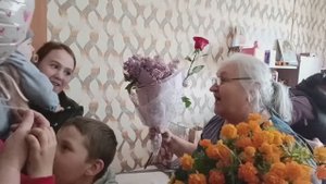 28.05 Идёт снег . Заморозки .29.05 поздравили нашу любимую мамочку и бабушку с днём рождения.