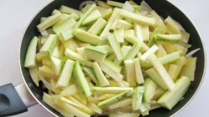 Жареный картофель с кабачком и яйцами