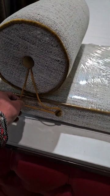 Как закрепить валик на банкетке в прихожей. #перетяжка