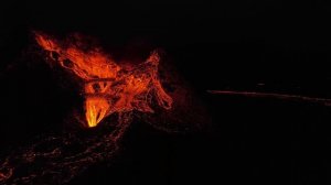 Они начали бомбить извергающийся вулкан. Через пару д?