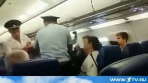 Вынужденную посадку совершил пассажирский самолет в ?