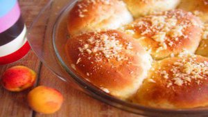 Булочки с абрикосами