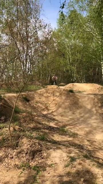 Немного кривое Ванетти😁#tricks #youtube #youtubeshorts #dirt #bmx #dirtjumps #shorts смотреть онлайн