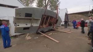 Переворот корпуса яхты "Исида"