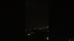 звуки вечернего города, вспышки молнии
