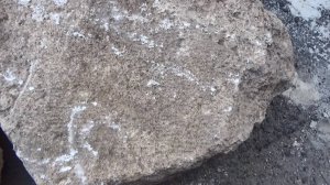 Тесаный каменный блок из раскопа по переулку Красноармейскому