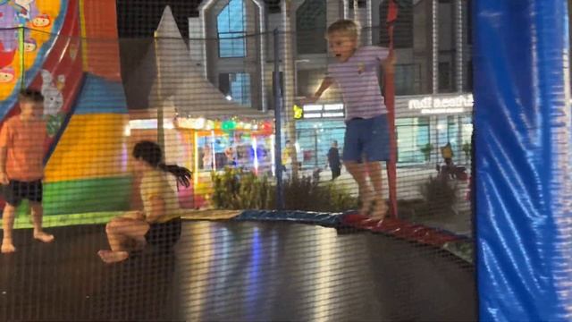 Обожаю прыгать на батуте! Присоединяйтесь!! смотреть онлайн