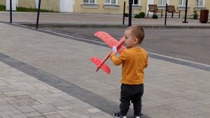 Носите на руках детей