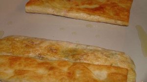 Лаваш с сыром и колбасой на сковороде