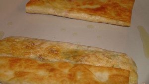 Лаваш с сыром и колбасой на сковороде