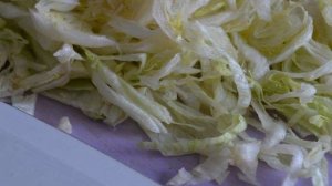 Салат с белой фасолью и кусочками ананаса