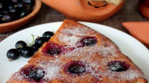 Творожная запеканка с черной смородиной