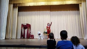 Сегодня мы посетили цирк, дети не могли устоять, побежали на сцену. Было очень весело.