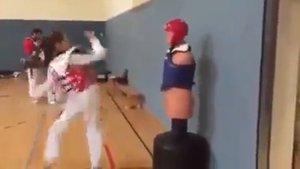 Бьет Манекен Ногами.