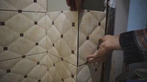 Укладка не обычной плитки в туалете своими руками.