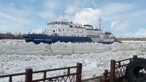 Ледоход Северная Двина 29.04.2022, работа ледокола Капитан