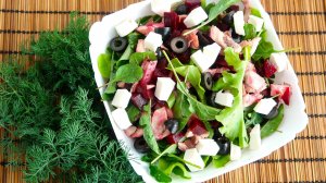 Салат со свёклой, курицей и сыром фета
