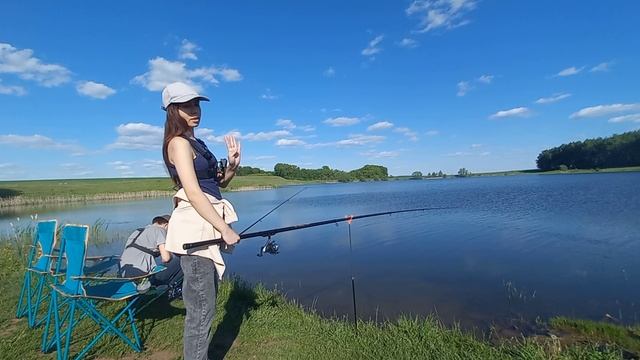 РЫБА НЕ ДАЕТ СИДЕТЬ #fishing #рыбалканафидер #рыбалка #рыбалканаозере #рыбак