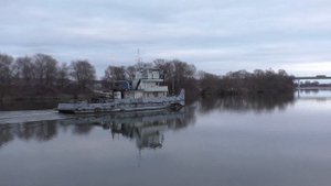 Буксир-толкач Коломенский-802 причаливает в Бронницах