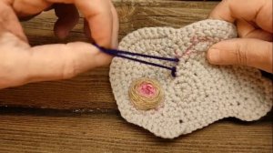 Вышивка на вязаном изделии стебельчатый шов