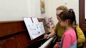 Песенки для 2-х, 3-х и 4-х пальцев: "Огуречик", "Радуга", "Ручеек" с Амирой, 5 лет