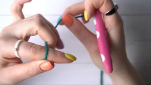 Как держать крючок и пряжу