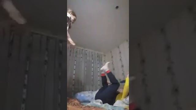 У меня есть сестра и её зовут Ева. И мы с Евой устроили смотреть онлайн