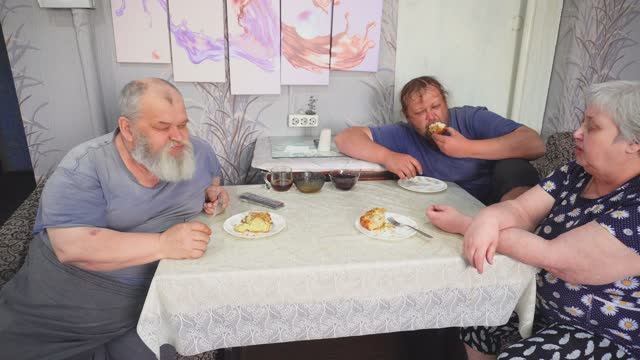 Шарлотка от мамы вкусно кушаем всей семьёй ВОТ ТАК ВКУСНО ГОТОВИТ НАША МАМА подвал ильича Кулинария