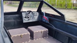 Лодка GOONCH 400 S с мотором и установленной дистанцией.