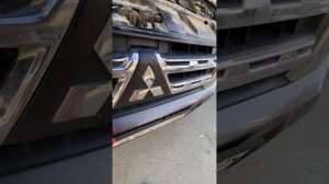 Как открыть капот Mitsubishi Pajero 4 снаружи, если у вас оборв?