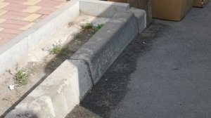 Бордюр и поребрик, мешки с мусором