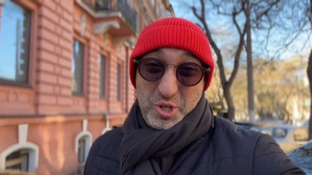 На Приморском бульваре на лавочке сидит молодая пара.. смотреть онлайн