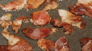 Зеленый салат с курицей и сухариками