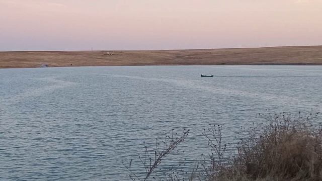 The boat ⛵ is sailing on the lake / Лодка ⛵ плывёт по озеру смотреть онлайн