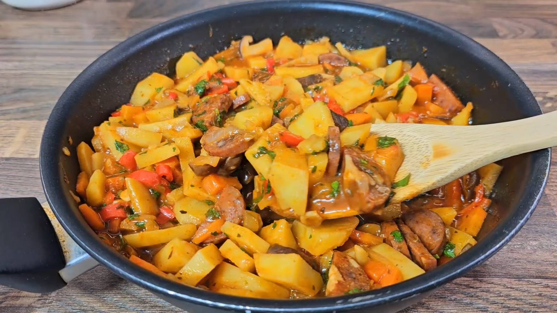 НЕВОЗМОЖНО ОТКАЗАТЬСЯ. Вкусное ОВОЩНОЕ РАГУ с колбасой из доступных овощей. Просто и быстро.
