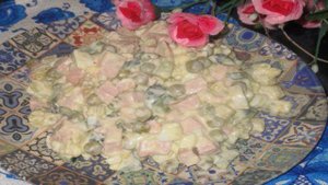 Салат Оливье с малосольными огурцами и картофелем