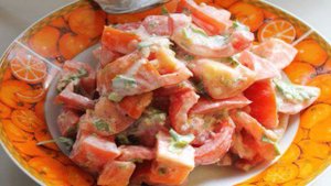 Пикантный помидорный салат