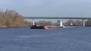 Буксиры РТ-349 , РТ-365 и Петрозаводск с баржами