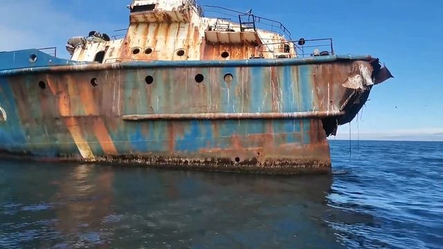 Остров Итуруп. Баржа, разорванная морем пополам смотреть онлайн