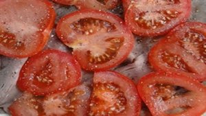 Говядина, запеченная в духовке с сыром и помидорами