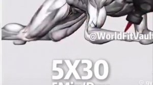 Мужик в противогазе тренируется