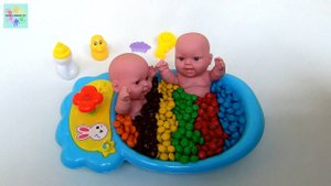 Купаем Пупсиков в M&Ms Поём и Учим цвета с Динозавром Freddy Bathing Dolls in M & Ms Learn Color